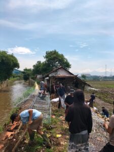 Dok.Mahasiswa Telkom University, Saat Bantu Warga Pasang Bronjong di Bantaran Kali Cigede