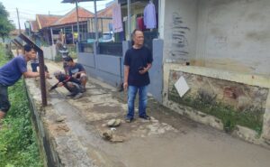 Tokoh Masyarakat Lamajang Peuntas, Tri Rahmanto saat Kegiatan Bersama Warga