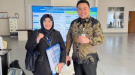 Kepala Balitbangda Kabupaten Bekasi, Dwy Sigit Andrian bersama Kepala Bidang Sosial dan Pemerintahan, Balitbangda Kabupaten Bekasi, Wiwin Yuniarti usai mengikuti seminar rancangan aksi perubahan pelatihan untuk pejabat administrator angkatan 2 dan 3 BPSDM Jabar . 