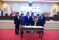 Bupati Bekasi Ade Kuswara Kunang menghadiri Rapat Paripurna DPRD Kabupaten Bekasi terkait penetapan tiga Rancangan Peraturan Daerah menjadi Peraturan Daerah, di Gedung DPRD Kabupaten Bekasi, Cikarang Pusat, Selasa (16/12/2024). 