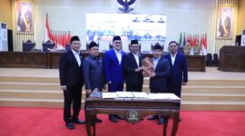 Bupati Bekasi Ade Kuswara Kunang menghadiri Rapat Paripurna DPRD Kabupaten Bekasi terkait penetapan tiga Rancangan Peraturan Daerah menjadi Peraturan Daerah, di Gedung DPRD Kabupaten Bekasi, Cikarang Pusat, Selasa (16/12/2024). 