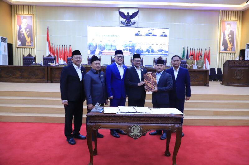 Bupati Bekasi Ade Kuswara Kunang menghadiri Rapat Paripurna DPRD Kabupaten Bekasi terkait penetapan tiga Rancangan Peraturan Daerah menjadi Peraturan Daerah, di Gedung DPRD Kabupaten Bekasi, Cikarang Pusat, Selasa (16/12/2024). 