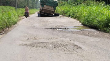 Jalan Rusak Parah di Ogan Ilir, Truk Patah Gardan hingga Picu Kemacetan